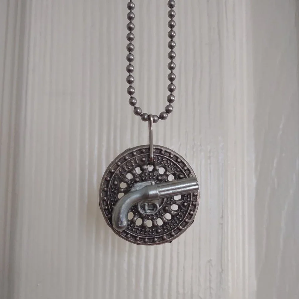 Revolver necklace - Picture 1 of 2